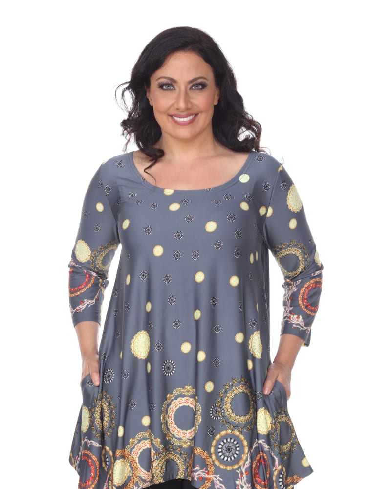 Front of a model wearing a size 2X Erie Tunic Top in Grey by White Mark. | dia_product_style_image_id:257657